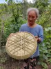 Dekorative Figuren aus Bambus, gewebt, rund, mit Kehrschaufel und perforiert