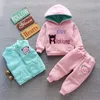 05Y 2023 Inverno Baby Boy Copre Gli Insiemi Autunno Cotone Caldo Spesso Maglione Con Cappuccio Cartoon Simpatico Orso Tre Pezzi Vestito Della Ragazza 240314