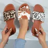 Hausschuhe Frauen Sommer Flache Leopard 2024 Casual Sandlas Frau Dicken Boden Plattform Sandalen Schuhe Plus Größe 43