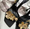 Neue Frühling/Sommer Metall Blume Sandalen Designer Temperament Quadratischen Kopf Offene Spitze Eine linie Schnalle Riemen Vielseitige frauen Einzelne Schuhe