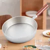 Pannor 28cm Titanium Frey Pan Home Non-Stick Trähandtag Wok Cook Cooking Pot Gas Cooker Kök Köksartikel Husuppvärmningsgåva