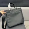 Tasarımcı Çantası Erkekler Crossbody el çantası bilgisayar çantası için yeni baskılı evrak çantası, başarılı MEN240317 için yüksek kaliteli siyah iş standardı ile zarif bir şekilde kakma