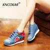 Kncokar Womens Flower Embroidered Flat Shoes Chinese Style Casual and Bekväm denimtyg Sneakers Wedge X1179 240307