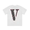 VLONE T-shirt Grande "V" Maglietta da uomo / da donna Coppie Casual Tendenza moda High Street Allentata HIP-HOP Camicia girocollo stampata in cotone 100% TAGLIA USA S-XL 6128