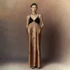 Guangzhou treze fileiras tenda branca roupas femininas 2024 início da primavera novo produto vestido com decote em v retalhos impresso saia longa