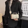 Boston Bags est un sac de niche pour femme en bandoulière tendance et polyvalent avec un sentiment de luxe.Cylindre portatif