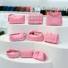 BOTTEGS الأصلي Venetas Andiamo Bag 2024 New Loved Ribbon Pink Styles Line Line Red Style Handbag Light Luxury One One Counter Diagonal Straddle