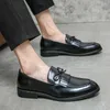 HBP icke-varumärke Kilties mode svart slip på casual klänningskor storlek 47 48 gröna färg män formella loafers skor