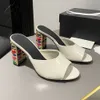 Top-Qualitäts-Slip-on-Leder-farbig mittelgroße Hausschuhe Sandalen gleitet klobige Mules Pantoffeln Peep Open-Toe-Schuhe Frauen Luxusdesigner Damenschuhe 8,5 cm
