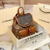 Billig grossistbegränsad clearance 50% rabatt handväska Hong Kong Counter äkta läderryggsäck för kvinnors ny fashionabla färgkontrast avancerad resa