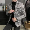 Boutique di moda in velluto di velluto con stampa leopardata, blazer da uomo casual, abito da uomo slim, giacca da palcoscenico 240309