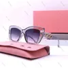 Designer Mui Mui Solglasögon Cat Eye Luxury Fashion Sports Polarize Muimui Solglasögon för kvinna Summer Vintage Driving Beach Pink Sun Glasses Miui Solglasögon 734