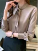 女性のブラウスシルク韓国オフィスレディースエレガントシャツ女性プラスサイズボタンサテンブラウスビンテージホワイト長袖レースシャツトップス