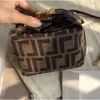 Vende bolsos de diseñador para mujer a través de las fronteras Nuevo bolso de almuerzo FF Vintag Light Luxury Versátil Middle Ancient Old Flower Bolso bandolera de mano para mujer