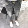 Pantalon en gros 2022 Men de mode coréen Denim Grey Slim Feet Spirit Guy lavage collants ajusté Jeans adolescents de l'école cow-boy