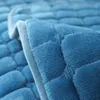Velvet Sofa Cover Universal Plaid Plush Nonslip Thighted Living Room Warm Flanell Cushion Armstor Back Handduk 240304