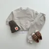 Kläderuppsättningar 2024 Baby Fashion Spring Toddler Boys Girls Outfits Passar Söta solida kappor Toppar Sportbyxor Formella fest Barn KLÄDER KLÄDER