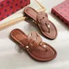 Luxe designer damesslippers pantoffelkettingen gladde zomer rubberen grote teen modieuze strand sexy platte schoenen topkwaliteit01