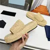 Gehaakte Flatform Slides Dames Raffia Slipper Metalen trigonum sandalen Zomerzwembad 35mm Platform Sandaal voor Laides Plaque Geweven Instapper natuurlijk zwart roze Muilezels