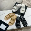 Designer kvinnor sandaler hög kvalitet kvinnor glider kristall kalv läder casual skor quiltade plattform sommarstrand tofflor flip flops kristall c två spänne mulor