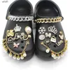 Sandaler heta 1st smycken Metal Shoe Charms Crystal Crown Shoe Aceessory Pearl Armband Fit Womens Croc Crogs Girls Giftsc24318