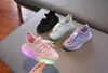 HBP Non-Marque En Gros Nouvelles Chaussures Pour Enfants Avec Des Lumières Lumières Lumineuses Flyweaving Garçons Baskets Respirant Confortable Fond Mou Bébé