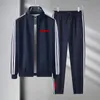 Mens Tracksuit 재킷 두 조각 세트 재킷 Zippers 바지와 디자이너 자수 클래식 스타일 스프링 가을 아웃복 스포츠 세트 탑 S-4XL