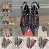 chaussures de designer été femmes sandale bout pointu 2 sangles goujons plat luxe en cuir verni rivets chaussures habillées à lanières noir blanc sandales nues femmes de créateurs célèbres