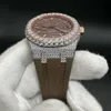 Montre automatique pour hommes en diamant brillant, boîtier en or rose bicolore, diamants CZ, cadran marron de 42 mm, bracelet en caoutchouc marron.