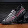 HBP Baba Olmayan Fabrika Tasarımcıları Yeni İngiliz Damalı Üst Düz Dipli Spor Ayakkabıları Sıradan Ayakkabı Slip Olmayan Erkek Ayakkabı