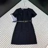 Robes décontractées de base Designer Brand Trendy au début du printemps Nouvelle robe ourlet A-Line avec ceinture en cuir pour le triangle minceur Jupe de logo Enfants ICH3