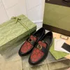 2024 läder loafers designer skor jacquard kvinnor klädskor polerad kohud emaljerad sammanlåsande metall spänne kedja klassiska loafers chunky plattformslug