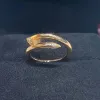 kvinnors ringar designerälskare ring lyxiga smycken storlek 6-11 titanlegering guldpläterade diamanthantverk mode tillbehör aldrig bleknar förlovningsringar