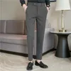 Pantalones de traje a rayas para hombre, pantalones de vestir ajustados rectos de estilo británico de otoño 2024, pantalones casuales sólidos, ropa de moda para hombre 240318