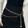 Abito da donna haute couture con catena a doppia vita nero e oro con bordi in catena di metallo e abbigliamento aderente, accessori eleganti e caldi 240318