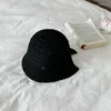 Breda randen hattar 2024 Summer Sun Hat Women's Korean version Enkel vävning ihålig semester split design temperament fast färg hink