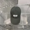 구멍이있는 레트로 자수 야구 모자 개인화 된 글자 인쇄 디자이너 모자 야외 카스크 트 유니슬러 트럭 운전사 모자
