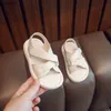 Sandaler 2023 Summer New Kids Beach Shoes Children Soft Leather Sandals Simple Style Unisex Boys Girls Casual Sport Sandalias Storlek 22-37C24318