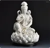 Figurki dekoracyjne Chińska biała porcelanowa Sit Lotus Guanyin Bodhisattva Buddha Statue