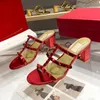 Sandali da donna moda estiva firmati rivetti eleganti pantofole con tacco alto comode e dolci scarpe da donna in gelatina per adulti