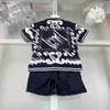 Moda çocuk üç parçalı bebek eşofman boyutu 100-160 cm çocuk tasarımcı kıyafetleri simetrik baskı yaka erkek gömlek tişört ve şort 24MAR