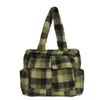 Autumn and Winter New Plush Large Bag Lamb's Wool Fashion Plaid axelväska handhållen tote tote stor kapacitet armhålväska 032224