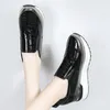 Patent deri tıknaz platform spor ayakkabılar kadınlar sonbahar gizli topuklu spor ayakkabılar artı boyut 43 kalın dip somunlar ayakkabı 240309