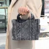 Version coréenne nouveau sac en denim lavé de loisirs et artistique 2023 sac en tissu brodé texture sac à bandoulière unique sous les bras 240318