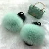 HBP Non-Brand Girl Set di borse per scarpe arcobaleno Pantofole in soffice pelliccia di volpe Bambini Scivoli in pelliccia piatta pelosa Borsa in gelatina con catena di perle Sandali per bambini Ragazze