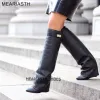 Bottes Véritable Cuir Shark Lock Boots Metal Decor Belt Knee Botas Mujer Augmentation Hauteur Corège Chaussures pour femmes Bottes de genou