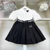 ファッションプリンセスドレスサマーベビートラックスーツサイズ110-160 cmキッズデザイナー服女の子ホワイトカラーシャツとプリーツスカート24マメ