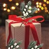 Figurine decorative Bacche di Natale bianche/Steli di bacche Rami di pino Coni artificiali/Spray di agrifoglio bianco/Ghirlande per la decorazione