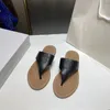 Luxurys Designer Sandália Novo Estilo Flip Flops Mulher Plana Chinelos Slide Verão Ensolarado Praia Genuína Piscina Mocassim Preto Ao Ar Livre Viagem Sandale Mule Homens Sliders