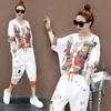 Женский костюм, летняя футболка с короткими рукавами и брюки-шаровары до икры, модный корейский свободный спортивный комплект из двух предметов 240311